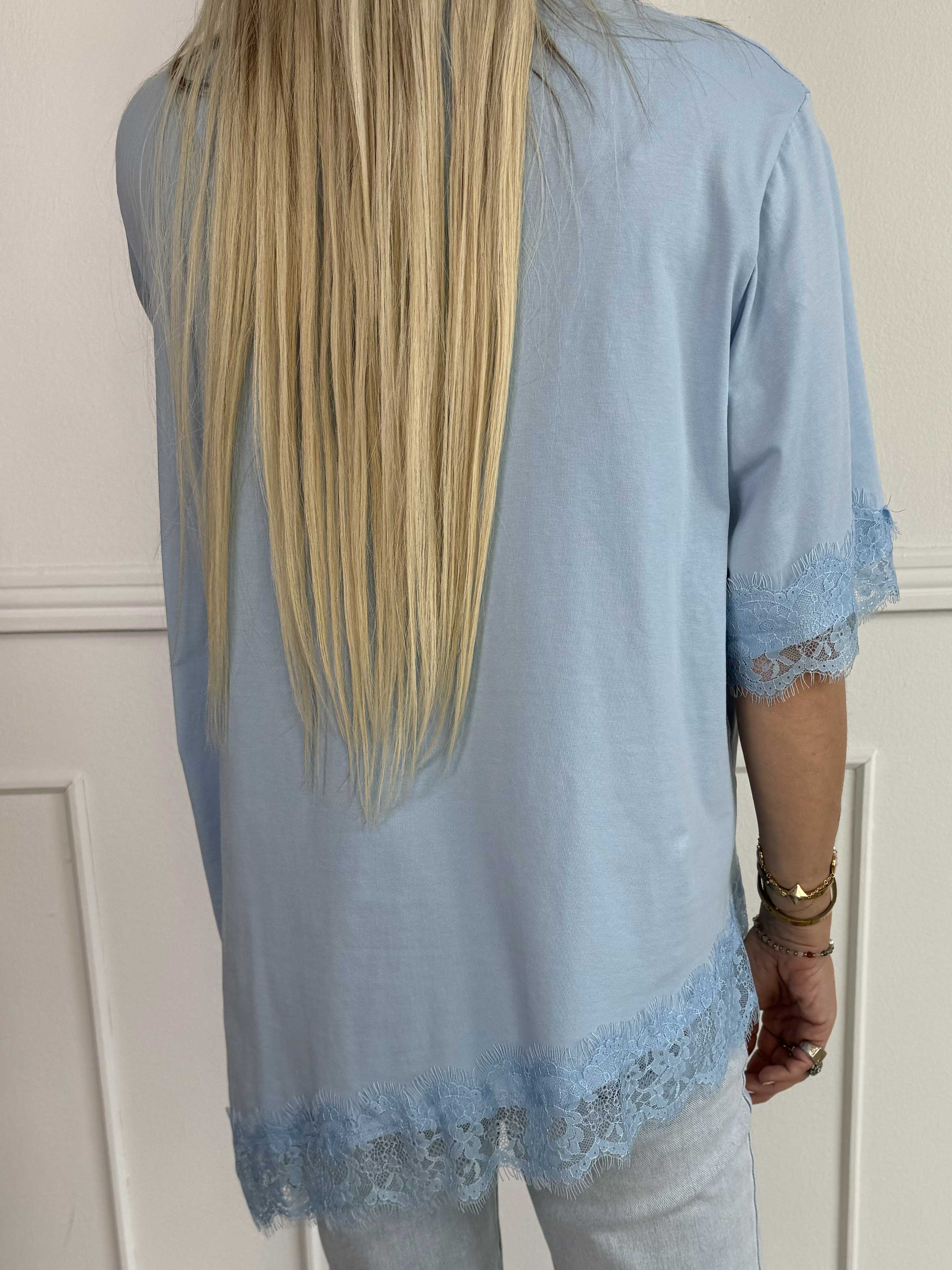 Nitza - T-shirt i blød bomuld med skråtskåret bund og elegante blondekanter